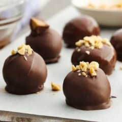 Peanut Butter-Chocolate Truffles That Only Require 2 Ingredients Peanut Butter-Chocolate Truffles That Only Require 2 Ingredients