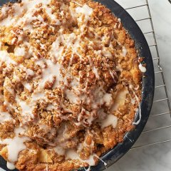 Cinnamon Roll Dutch Apple Pie